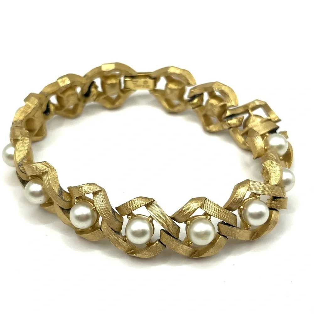 Vintage Crown Trifari Looped Pearls Brushed Gold Tone Bracelet 7 in